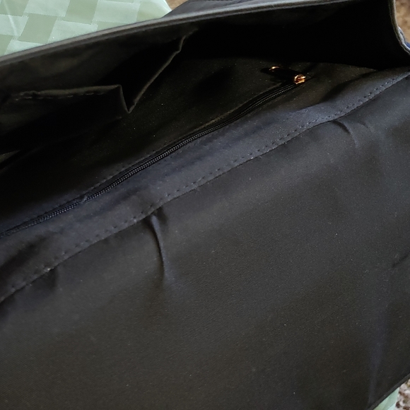 Gold hardware crossbody - Picture 4 of 4